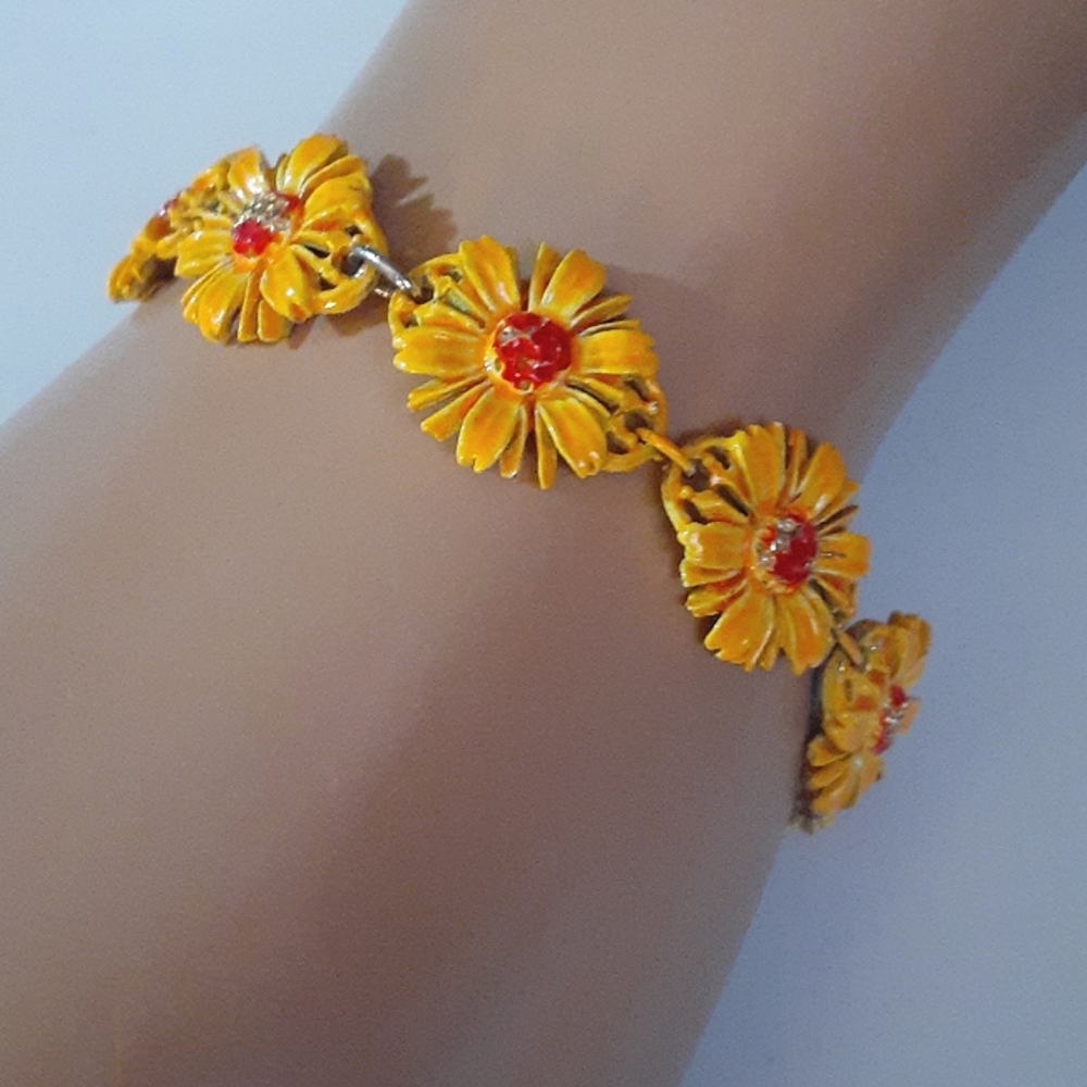 VTG Signed Art Daisy Bracelet